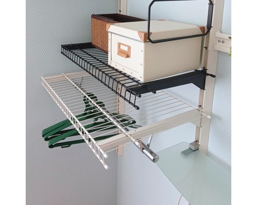 Стеллаж с сетчатыми полками в мастерскую